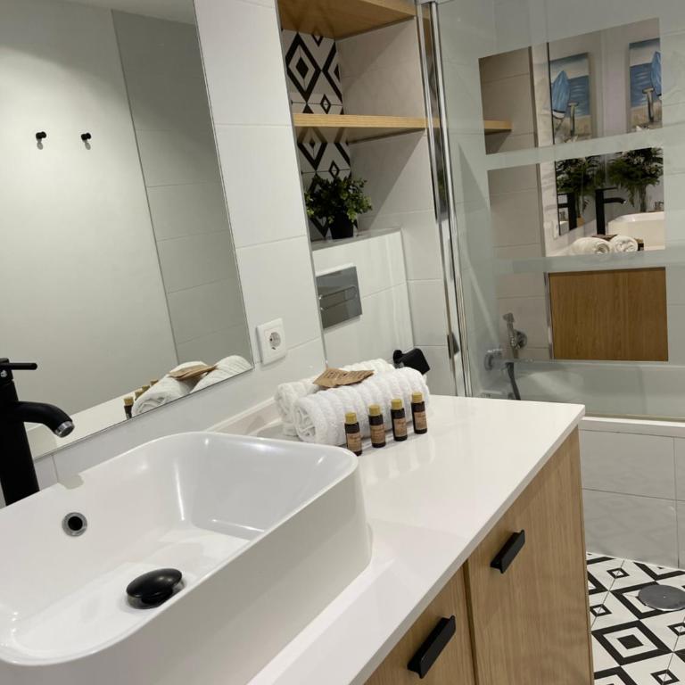 Dúplex junto al mar en el Faro Marbella con piscina y pets friendly - Apartamento de 1 dormitorio - 36