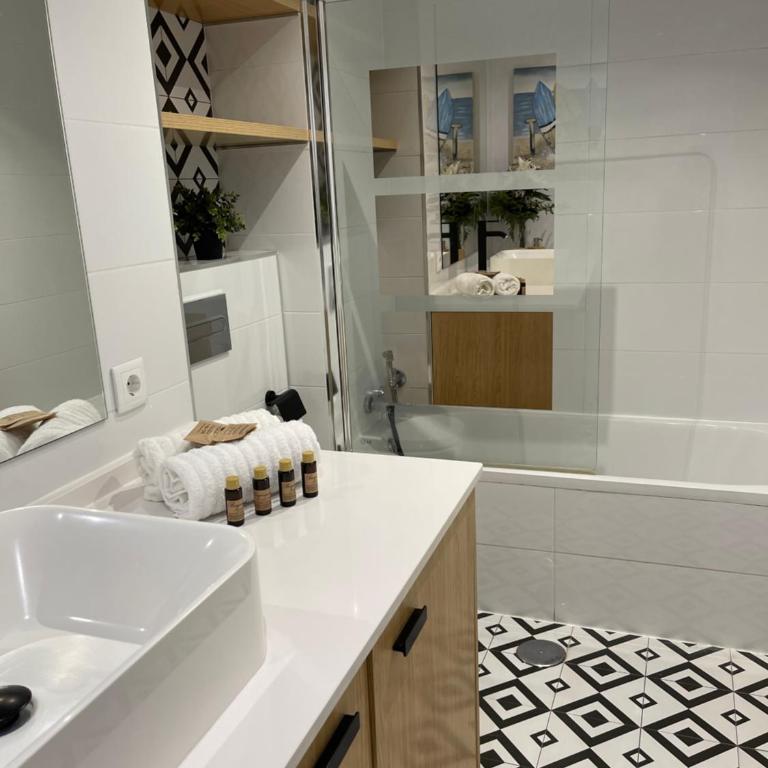 Dúplex junto al mar en el Faro Marbella con piscina y pets friendly - Apartamento de 1 dormitorio - 38