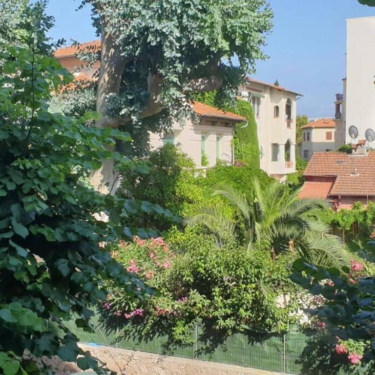 Exceptionnel T4 Hyper centre Juan Les Pins 90M2 - Appartement 3 Chambres - 23