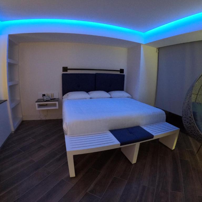WeEnjoy Hotels Aeropuerto CDMX - Deluxe Suite with Spa Bath - 3