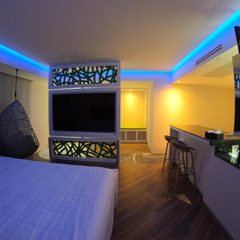 WeEnjoy Hotels Aeropuerto CDMX - Deluxe Suite with Spa Bath - 5