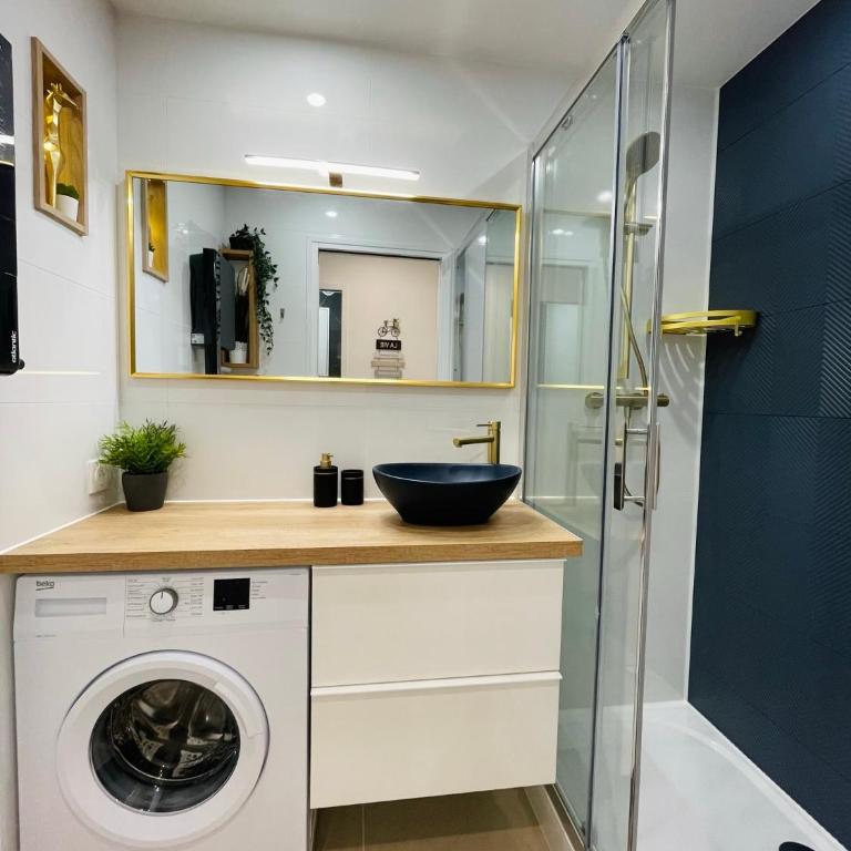Grand studio en centre ville et à 50 mètres du port, climatisé - Appartement - 4