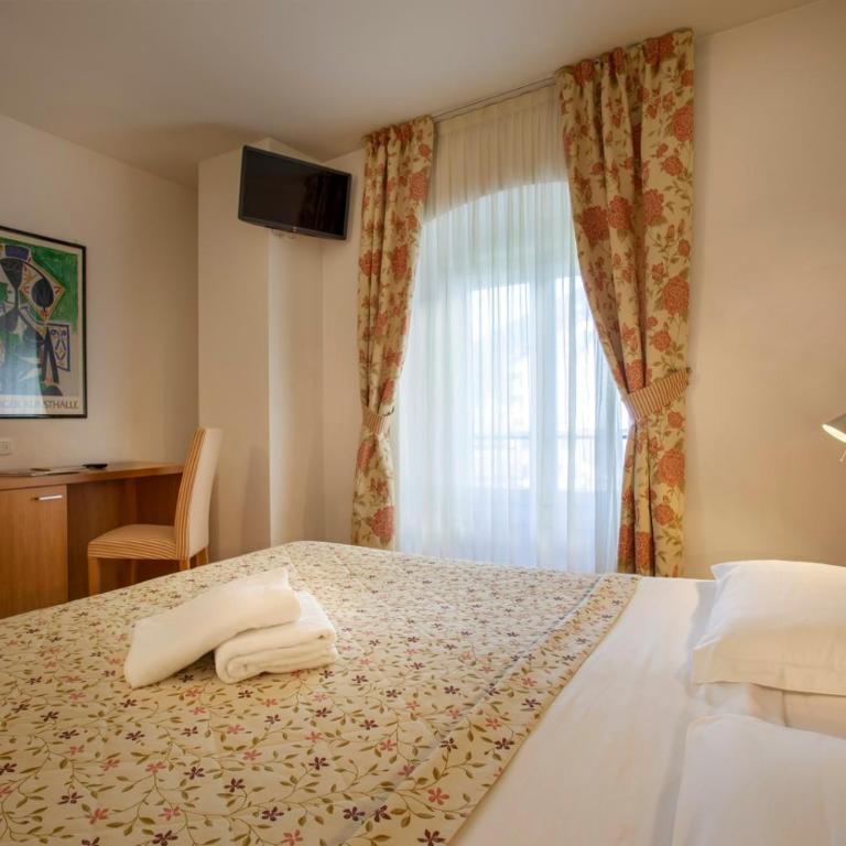 Hotel Romanda - Camera Standard Matrimoniale/Doppia con Letti Singoli - 7