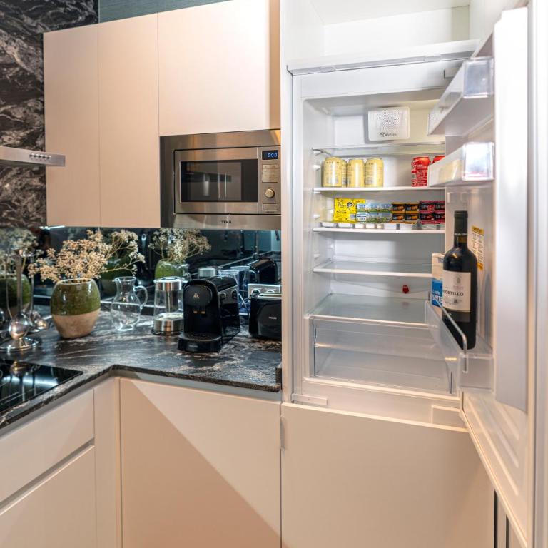 BIG 4 ROOMS in a Centric Home Parking Included - Casa de 4 dormitorios - 13