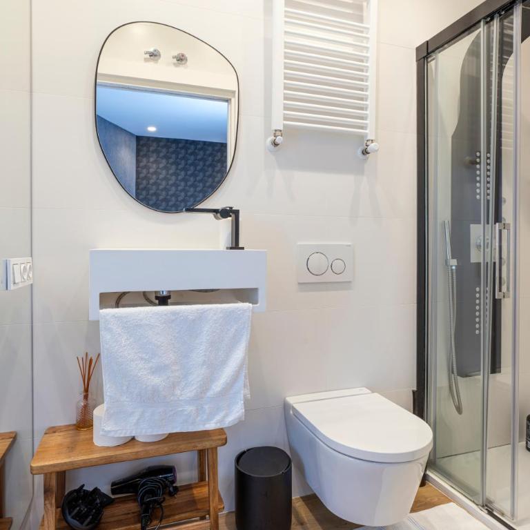 BIG 4 ROOMS in a Centric Home Parking Included - Casa de 4 dormitorios - 44