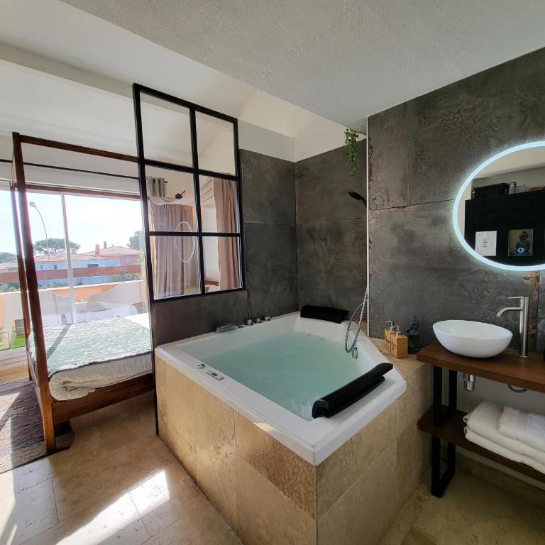 "The Love Room Bandol" Jacuzzi & Vue Mer - One-Bedroom Apartment - 6
