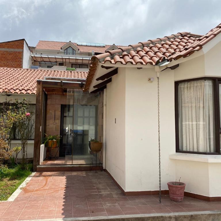 Agradable departamento - casa con estacionamiento gratis - Three-Bedroom Apartment - 11