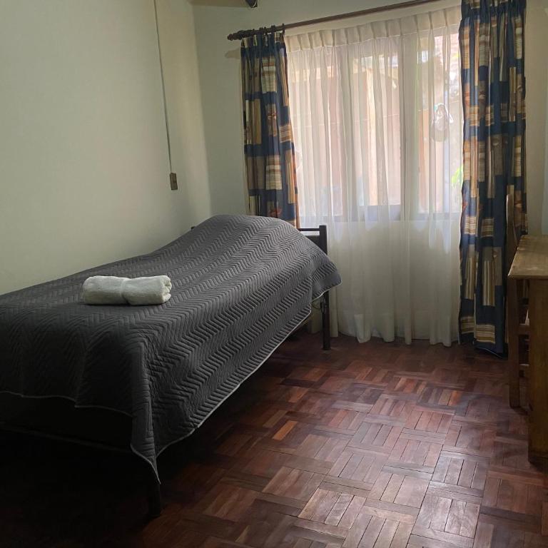 Agradable departamento - casa con estacionamiento gratis - Three-Bedroom Apartment - 6
