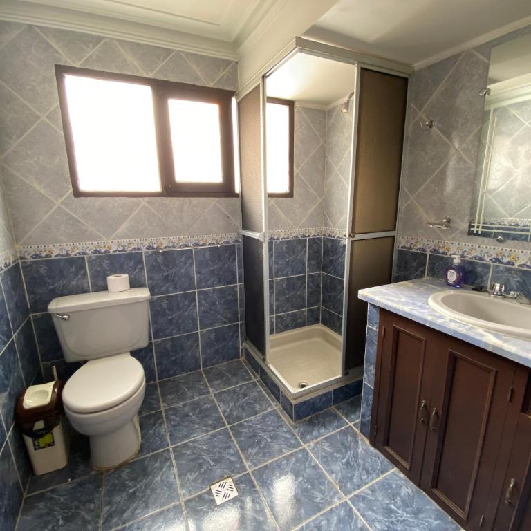 Agradable departamento - casa con estacionamiento gratis - Three-Bedroom Apartment - 9