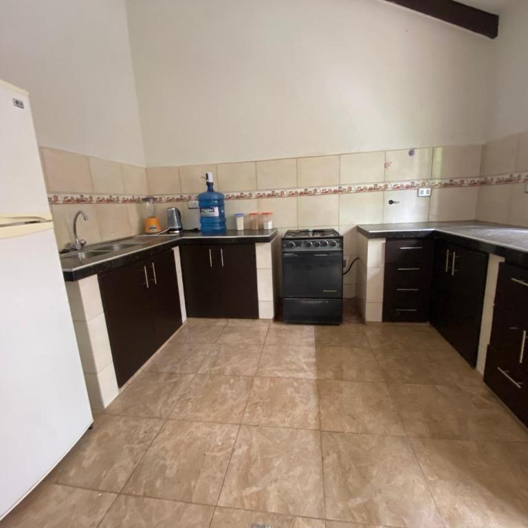 Agradable departamento - casa con estacionamiento gratis - Three-Bedroom Apartment - 7