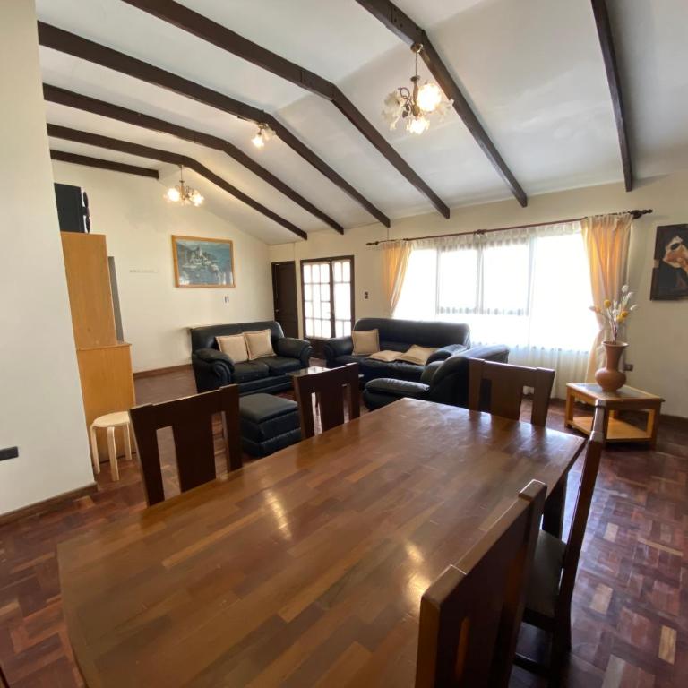 Agradable departamento - casa con estacionamiento gratis - Three-Bedroom Apartment - 4