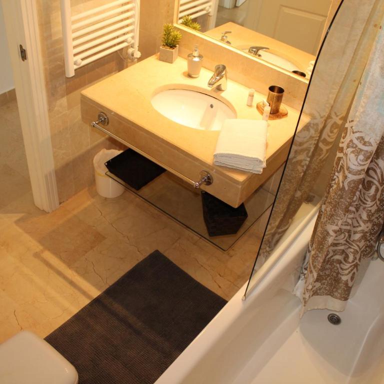 Apartment in El Presidente Beach Side New Golden Mile - Apartamento con vistas a la piscina - 19