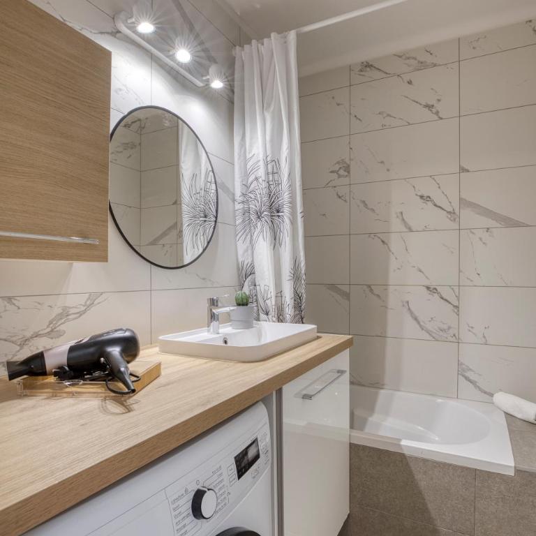 Le Boheme - MyCosyApart, Netflix - Two-Bedroom Apartment - 16