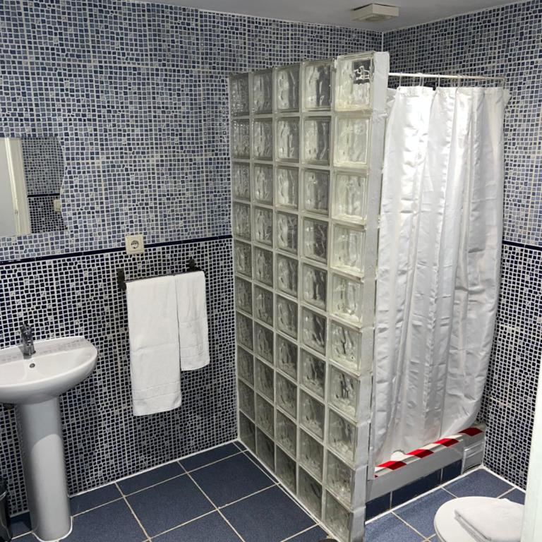 Hostal Abaaly - Habitación Doble con baño compartido - 2 camas - 11