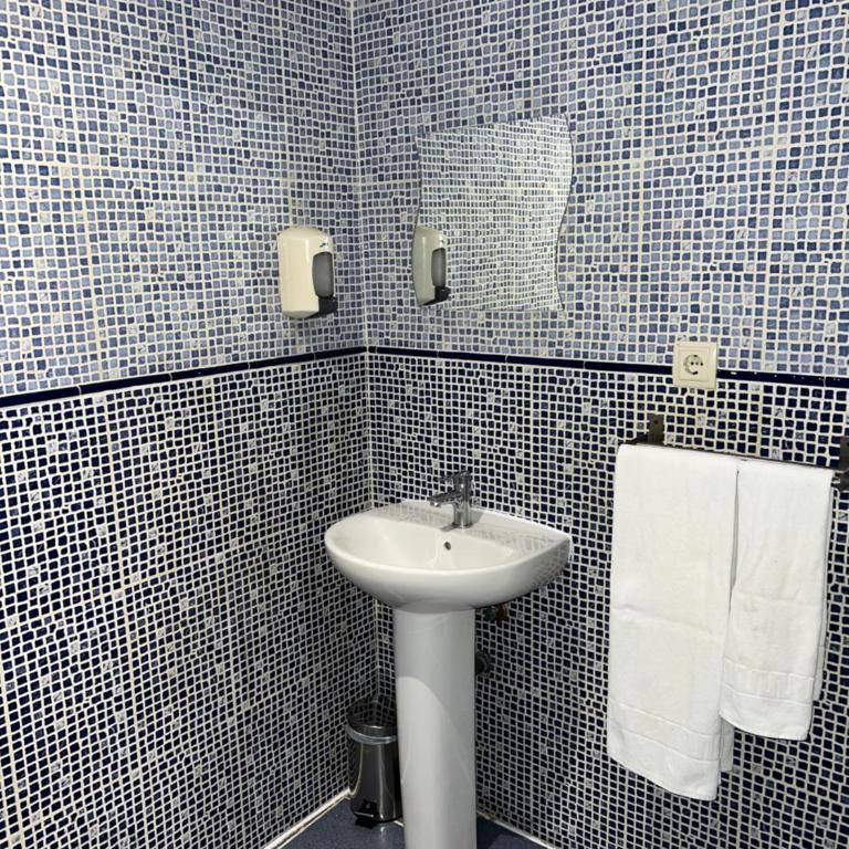Hostal Abaaly - Habitación Doble con baño compartido - 2 camas - 6