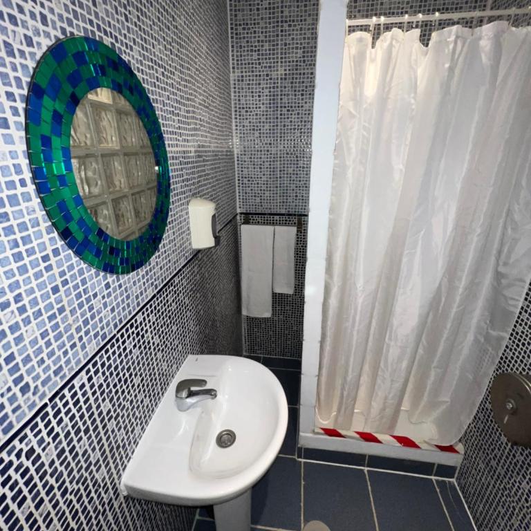 Hostal Abaaly - Habitación Doble con baño compartido - 2 camas - 5