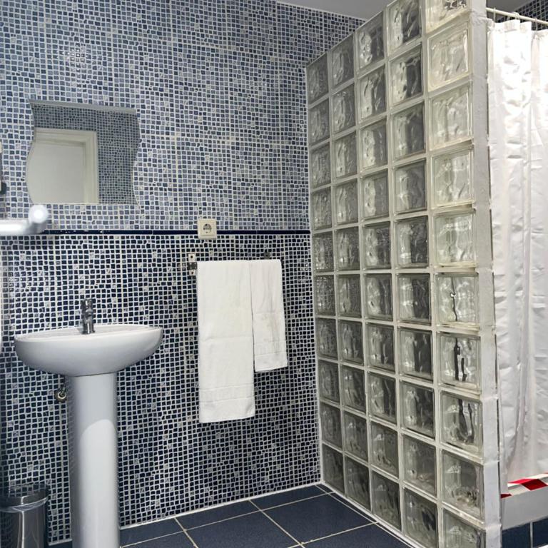 Hostal Abaaly - Habitación Doble con baño compartido - 2 camas - 8