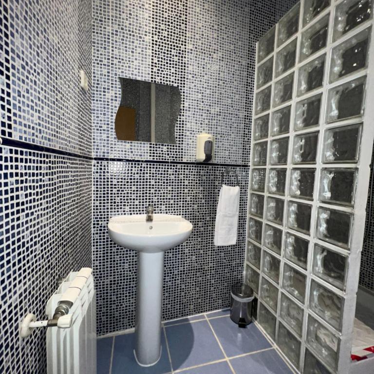 Hostal La Casa de La Plaza - Triple Room with Shared Bathroom - 15