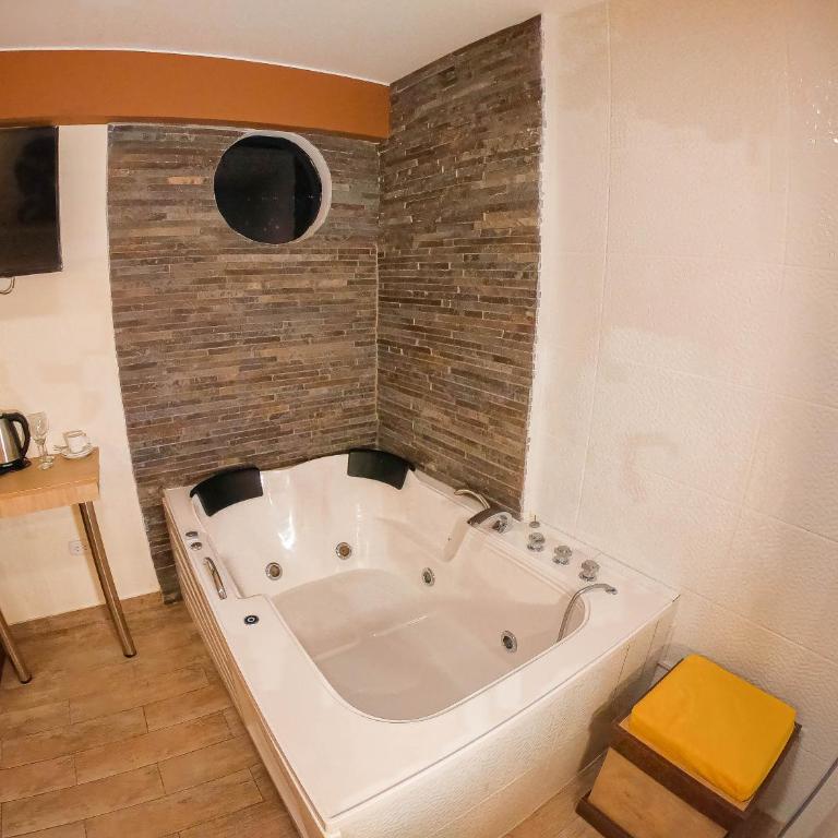 Luxuri Hotel Piedra Blanca - Studio with Spa Bath - 2