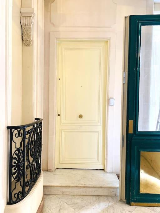 Spacious 2 bedroom apartment Champs Elysees and Golden Triangle - Two-Bedroom Apartment - 18