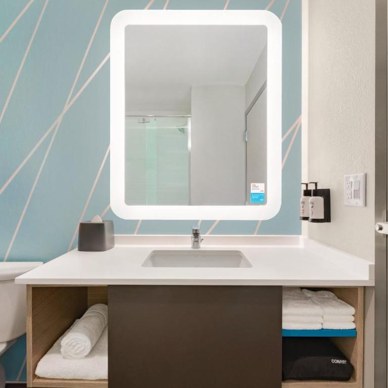 avid hotels - Guadalajara Av Vallarta Pte by IHG - Standard King Room - 1