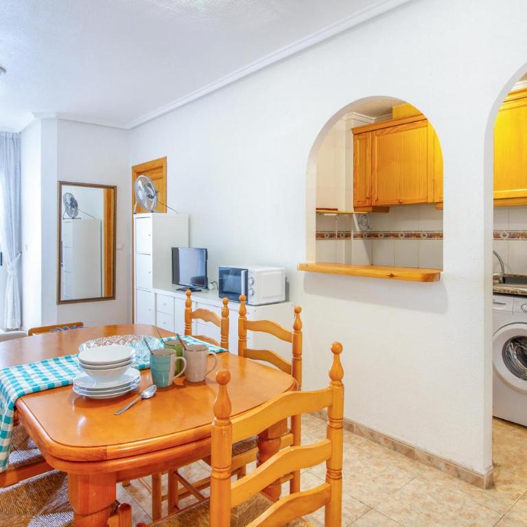 Stunning Apartment In Torrevieja - Apartamento de 2 dormitorios - 4