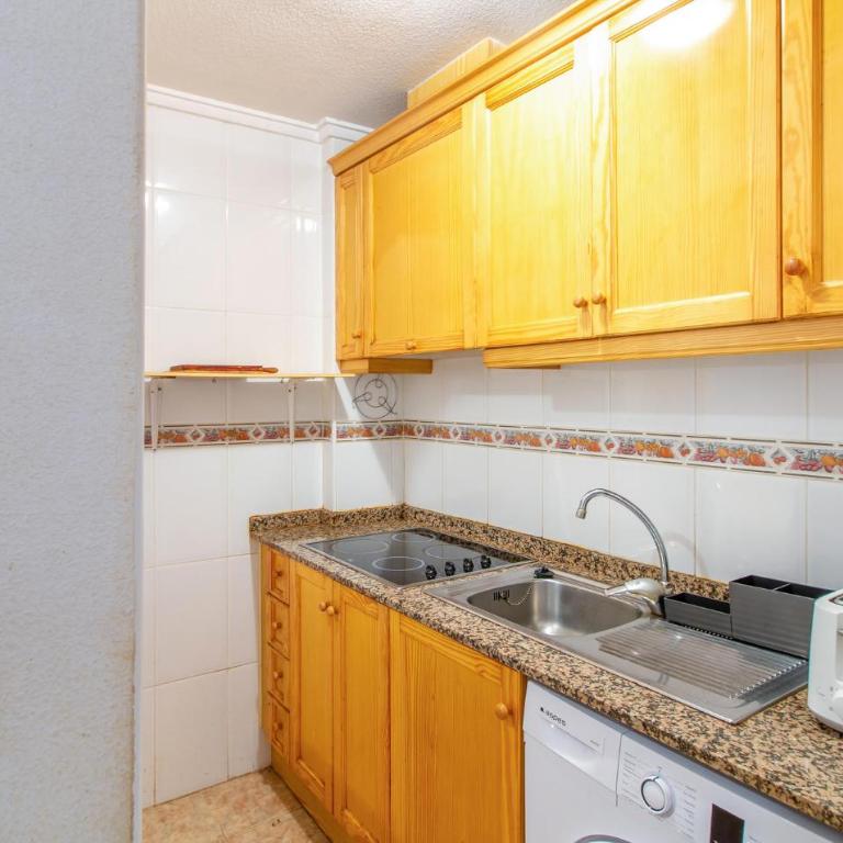 Stunning Apartment In Torrevieja - Apartamento de 2 dormitorios - 5