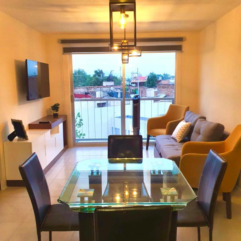 Departamento nuevo y céntrico con ambiente familiar en Guadalajara - Two-Bedroom Apartment - 2