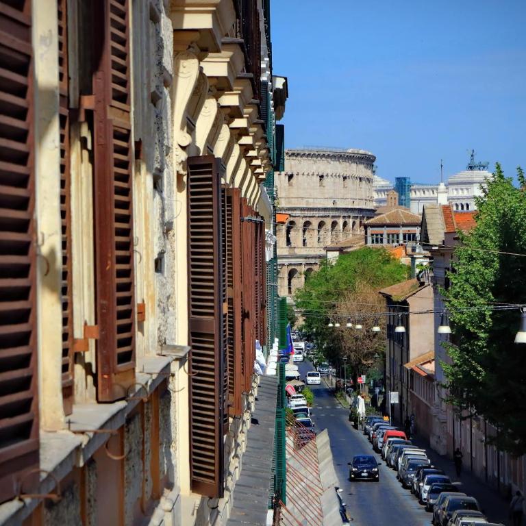 Bellezza Al Colosseo - B&B & Apts - Two-Bedroom Apartment -- Via San Giovanni in Laterano 226 - 24