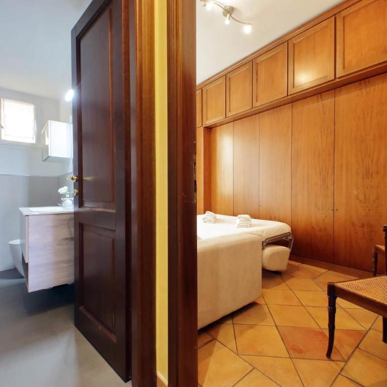 Bellezza Al Colosseo - B&B & Apts - Two-Bedroom Apartment -- Via San Giovanni in Laterano 226 - 16