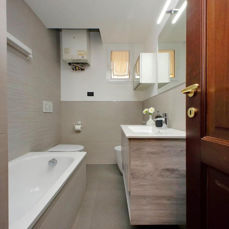 Bellezza Al Colosseo - B&B & Apts - Two-Bedroom Apartment -- Via San Giovanni in Laterano 226 - 17
