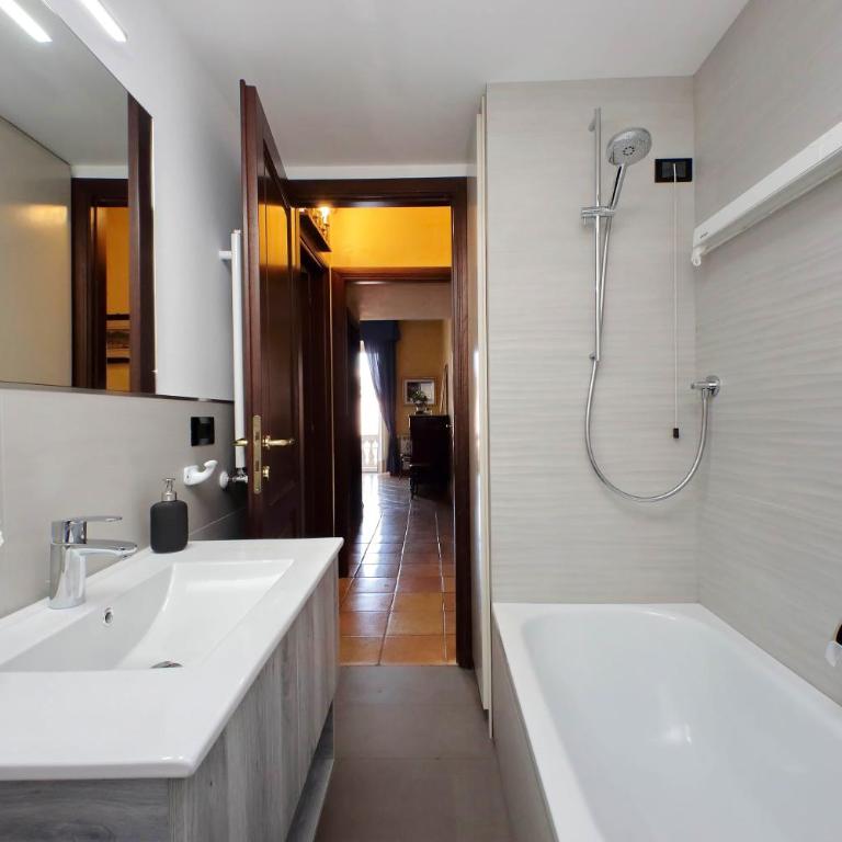 Bellezza Al Colosseo - B&B & Apts - Two-Bedroom Apartment -- Via San Giovanni in Laterano 226 - 18