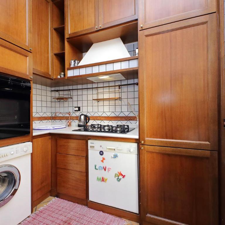 Bellezza Al Colosseo - B&B & Apts - Two-Bedroom Apartment -- Via San Giovanni in Laterano 226 - 12