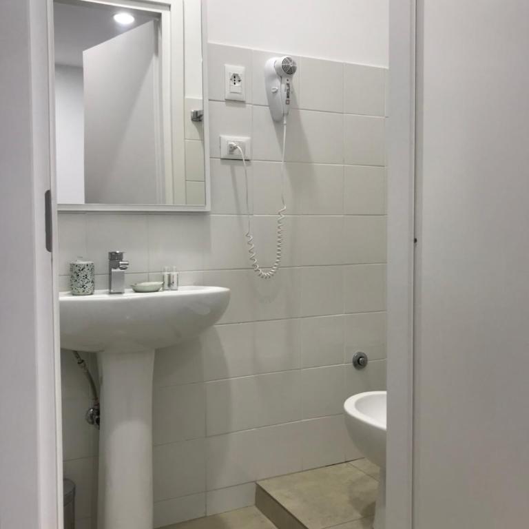 Affittacamere Dianir - Camera Matrimoniale/Doppia con Letti Singoli con Bagno Privato - 11