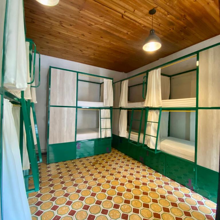 Viajero Hostel Cali & Salsa School - Cama en habitción compartida mixta de 10 camas con baño compartido - 8
