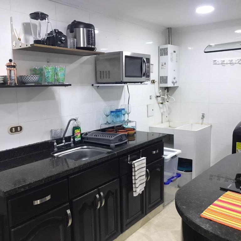 Aloja-T en zona centrica de Armenia - Habitación Deluxe con cama extragrande - 11