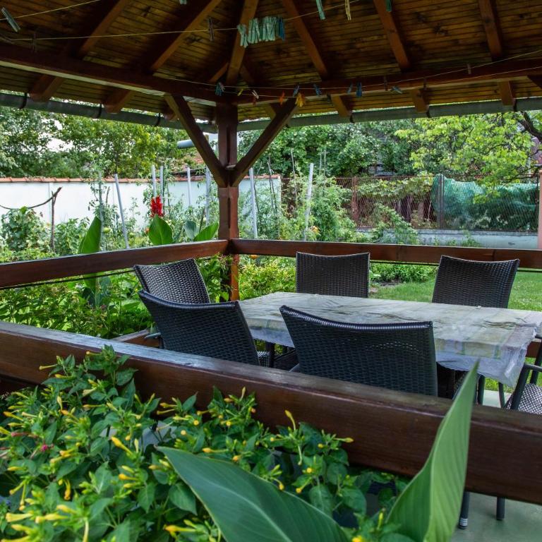 Garden Apartment 2 - One-Bedroom Apartment - 8