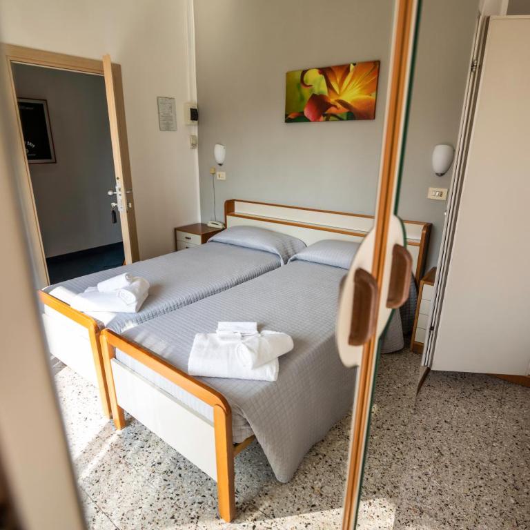 Hotel Ausonia B&B RiMiNi - Camera Matrimoniale/Doppia con Letti Singoli - 2