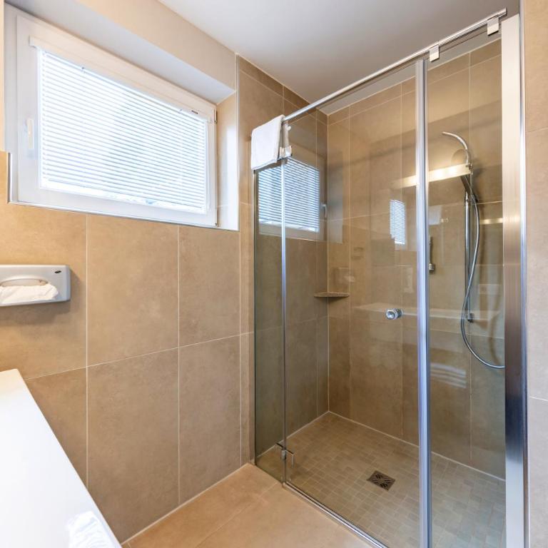 der Sonnberg Alpinlodges - Apartments mit Seeblick, privater Sauna und Self Check-In - Two-Bedroom Apartment Schönwieskopf with private sauna and lake view - 2