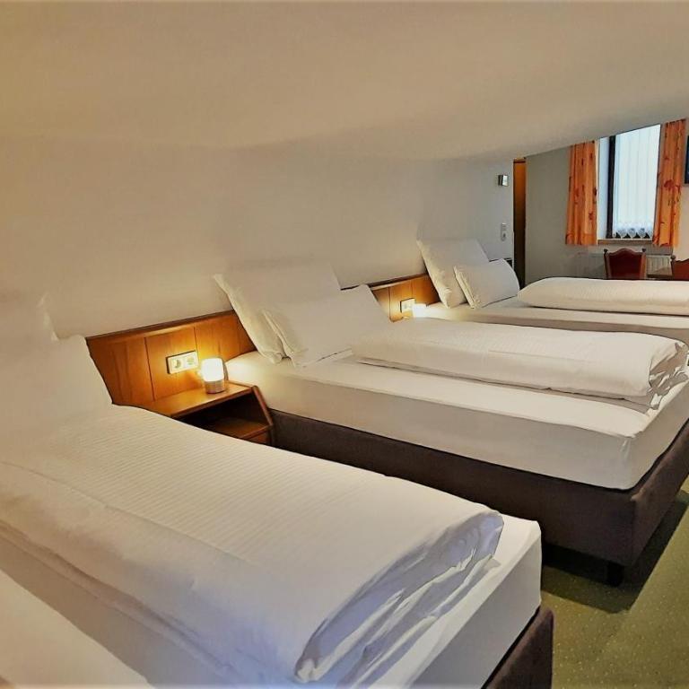 Hotel Garni Belvedere - Standard Dreibettzimmer - 1