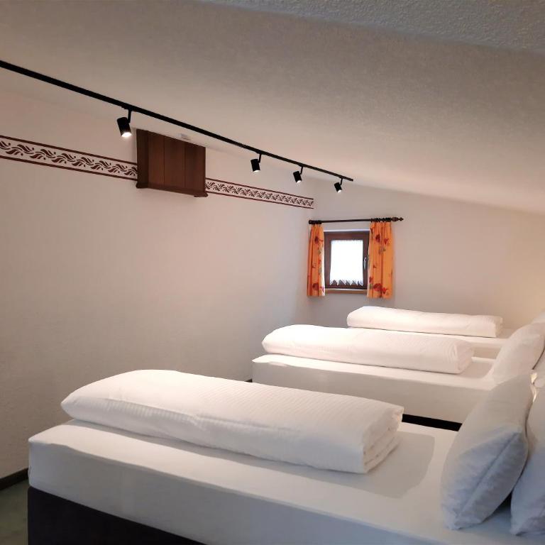 Hotel Garni Belvedere - Standard Dreibettzimmer - 2