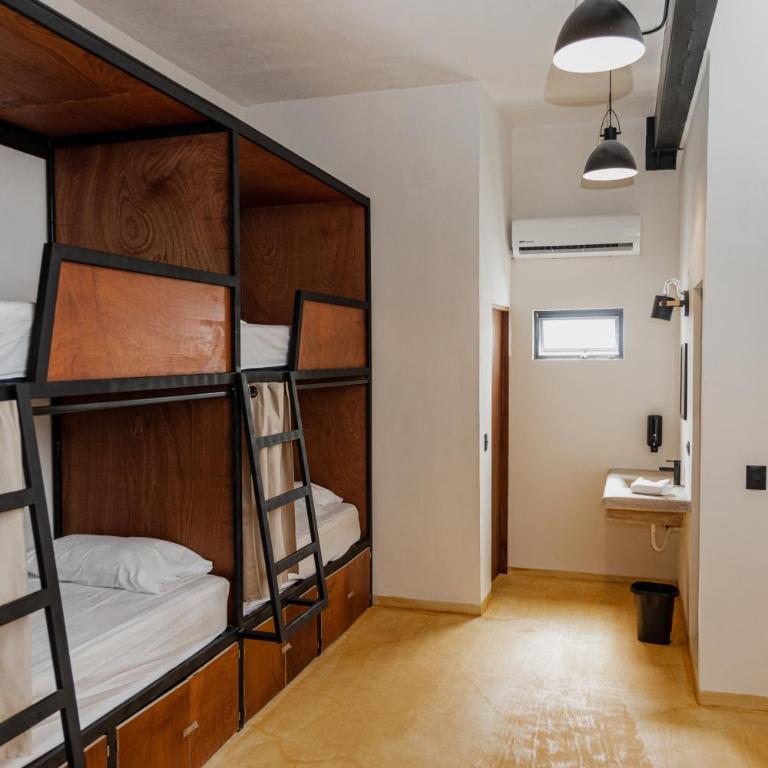 Caleta Hostel Rooftop & Pool - Bed in 4-Bed Female Dormitory Room - 3