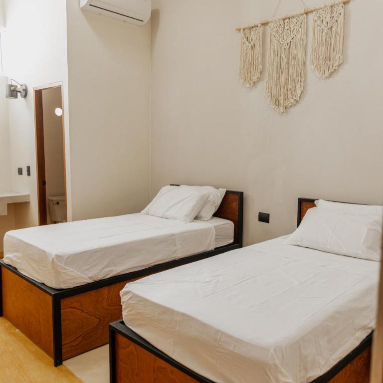Caleta Hostel Rooftop & Pool - Deluxe Double or Twin Room - 2