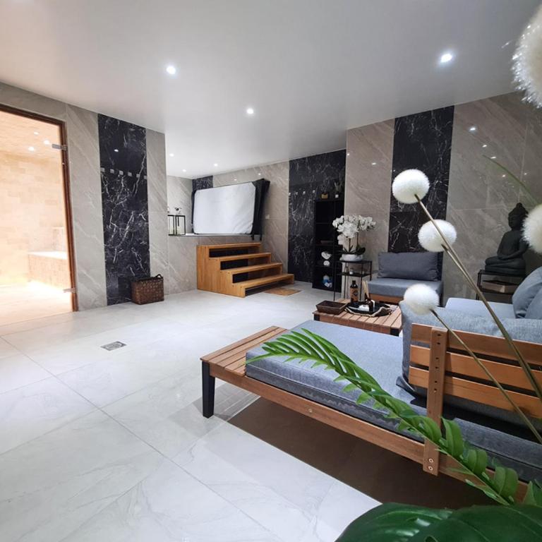 CHALET LA LOUVE, Courchevel 1650- 15 personnes Jacuzzi et Hammam Pistes 70 m,commerces 50m - Chalet - 21