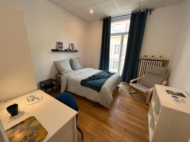 Chambres privées -Private room- dans un spacieux appartement - 100m2 centre proche gare - Chambre Double avec Balcon - 2