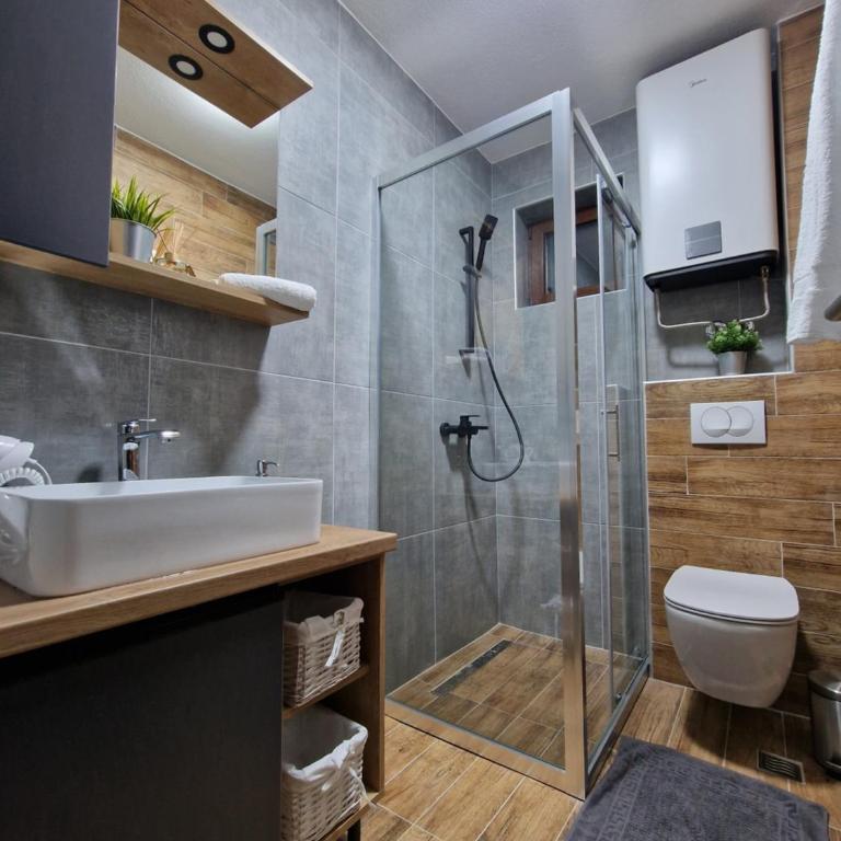 Garnet Star Apartments 1 - One-Bedroom Apartment - 17