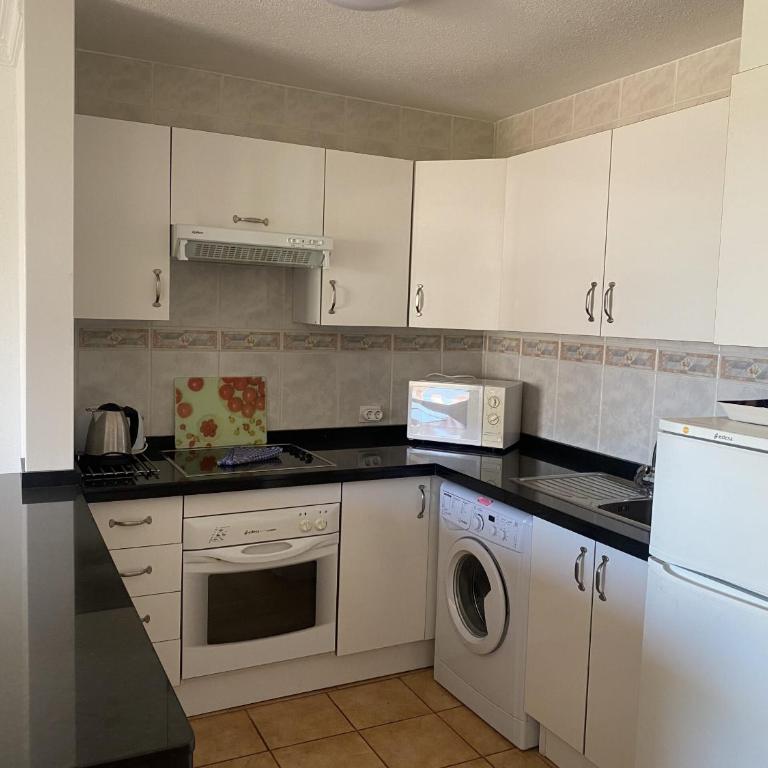 Apart Hotel 1 bed Apartment 14B2, Victoria Court 1, Los Cristianos, Tenerife - Apartamento de 1 dormitorio - 2