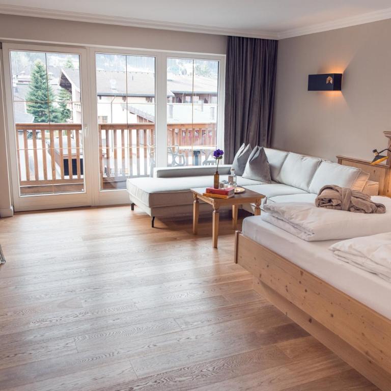Alpine Hideaway ZILLERTALERHOF - 4 Sterne Superior - Suite mit Bergblick - 2