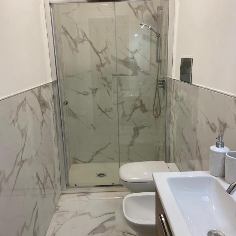 Hotel Plaza Ungheria - Camera Matrimoniale con Bagno Privato - 9