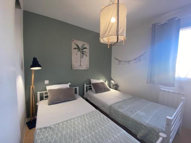 Belle villa climatisée avec 2 chambres, terrasse en angle, parking privatif dans résidence sécurisée piscine commune 800 m de la mer LRCS151 - Maison 2 Chambres - 9